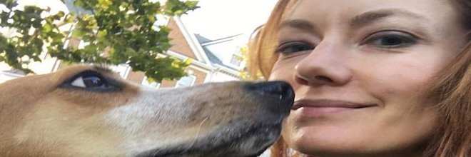 Žena zachránila vyčerpaného psa z pokusné laboratoře a ten jí nyní vrací svou vděčnost každý den