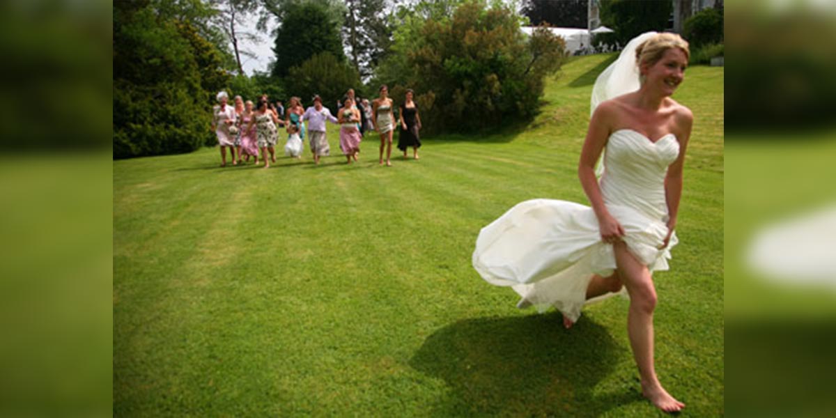 Žena utekla snoubenci, protože chtěl, aby se vzdala svého psa