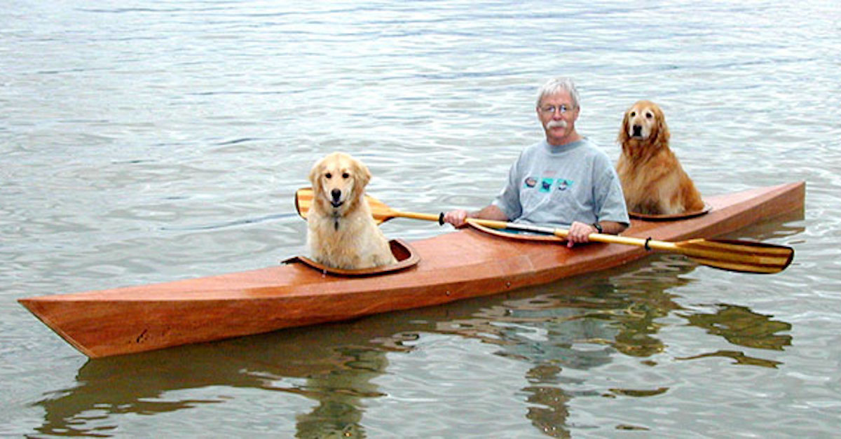 Tenhle muž vyrobil speciální kajak, a tak může své psy brát na lodní výlety s sebou