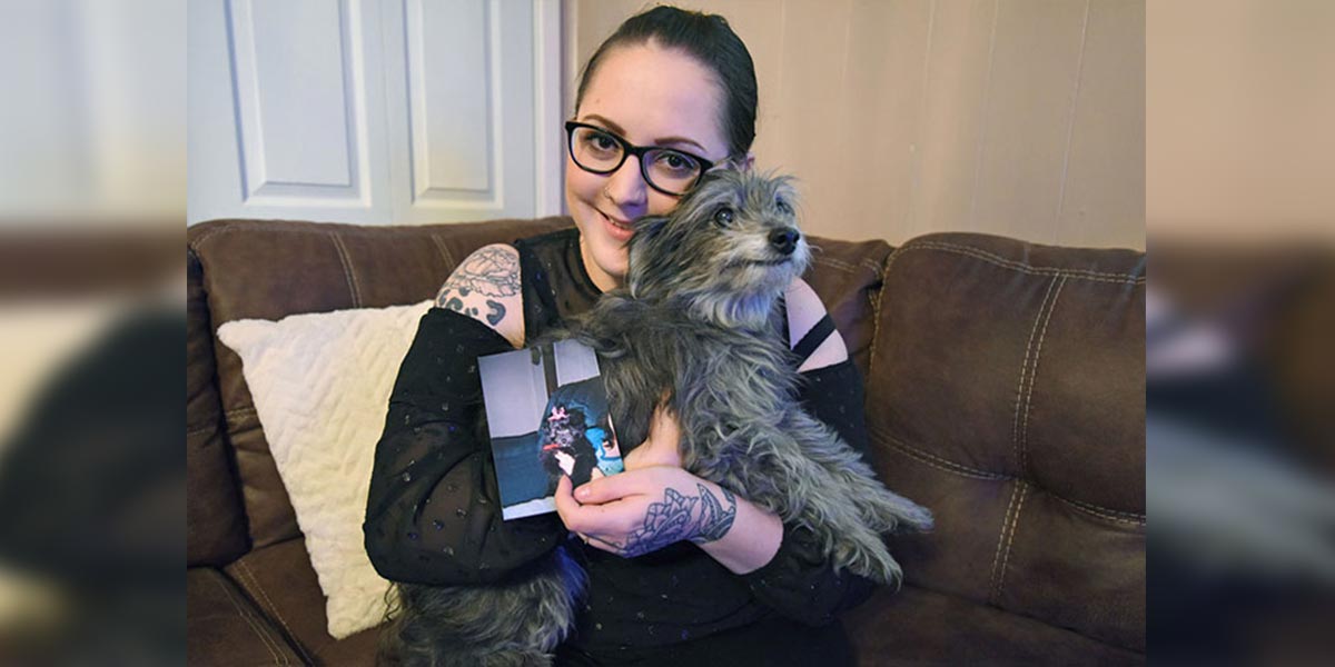 Adoptovala starého psa, protože vypadal stejně jako její pes z dětství, pak zjistila, že jde o stejného psa