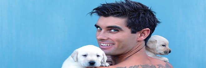 Hasiči pózovali se psy pro charitativní účely, jejich kalendář sdílelo přes 1 milion lidí